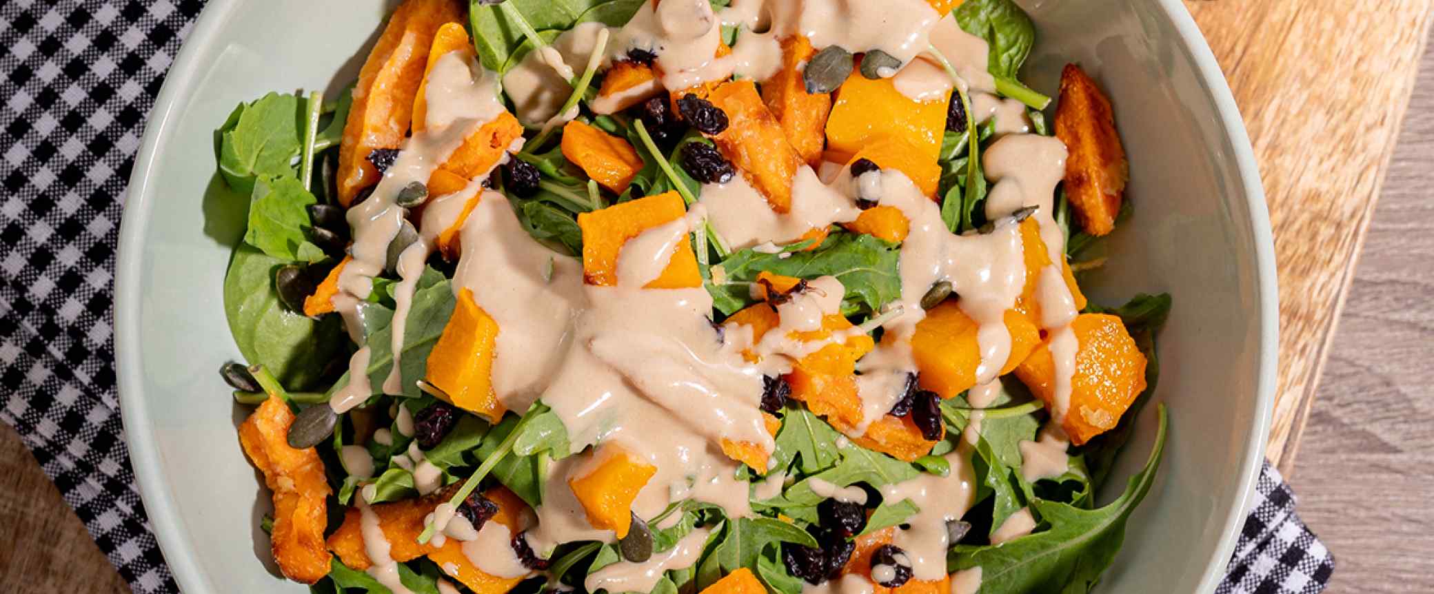 Φθινοπωρινή σαλάτα με γλυκοπατάτα και κολοκύθα